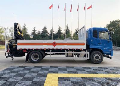 氣瓶運輸車 兩軸東風底盤與欄板式貨箱配折臂吊的危險品運輸解決方案